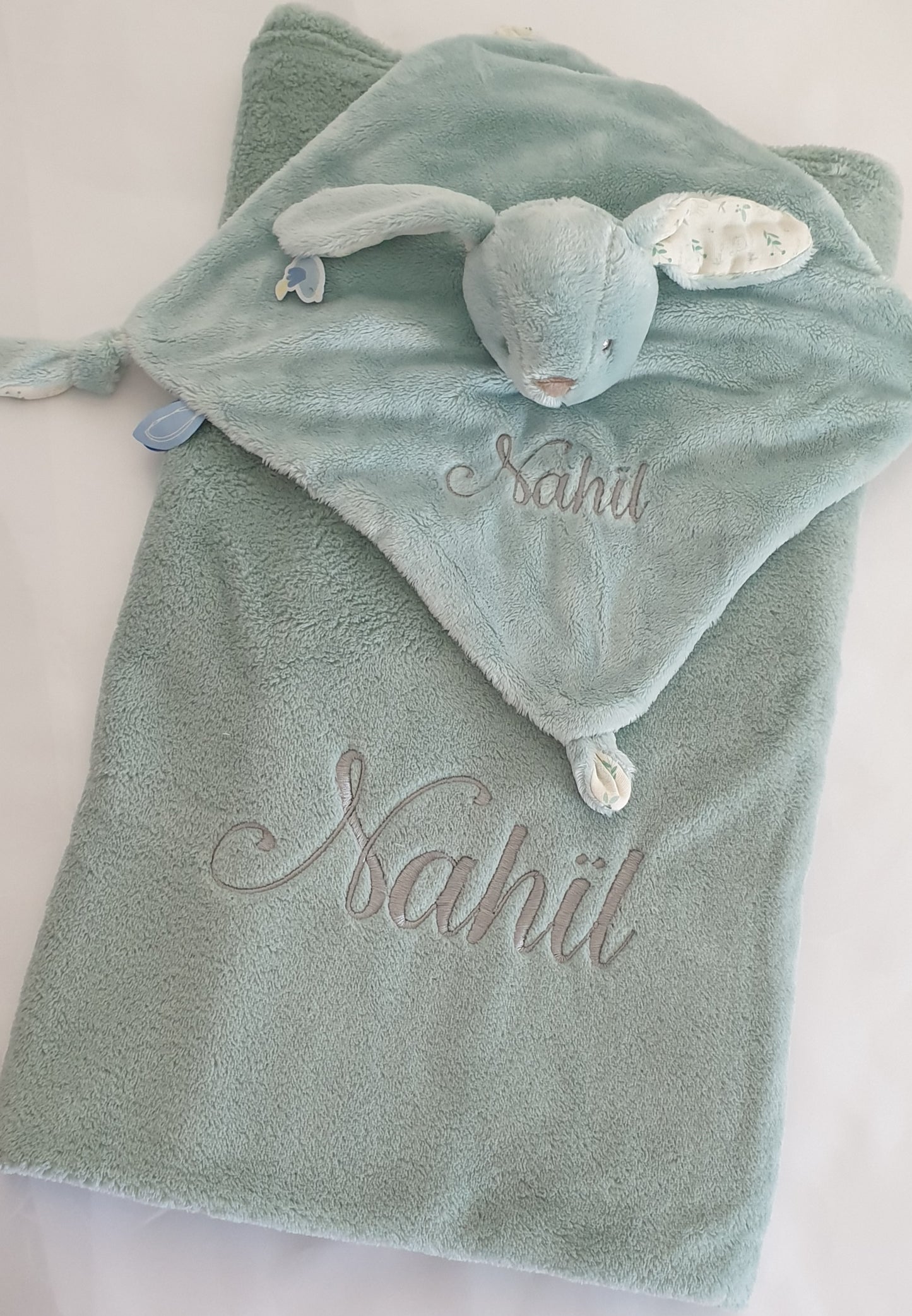 Couverture polaire brodée avec prénom – idée cadeau personnalisé pour bébé
