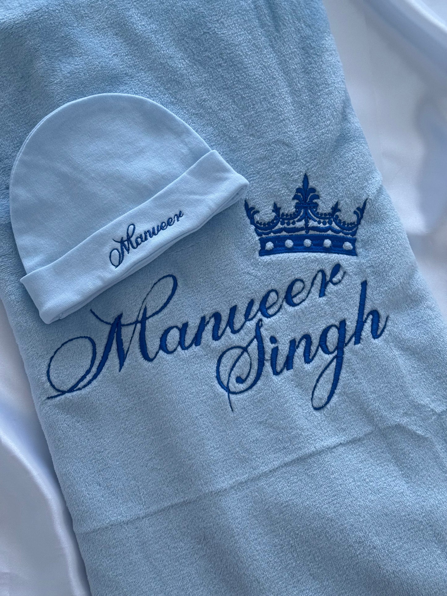 Couverture polaire brodée avec prénom – idée cadeau personnalisé pour bébé