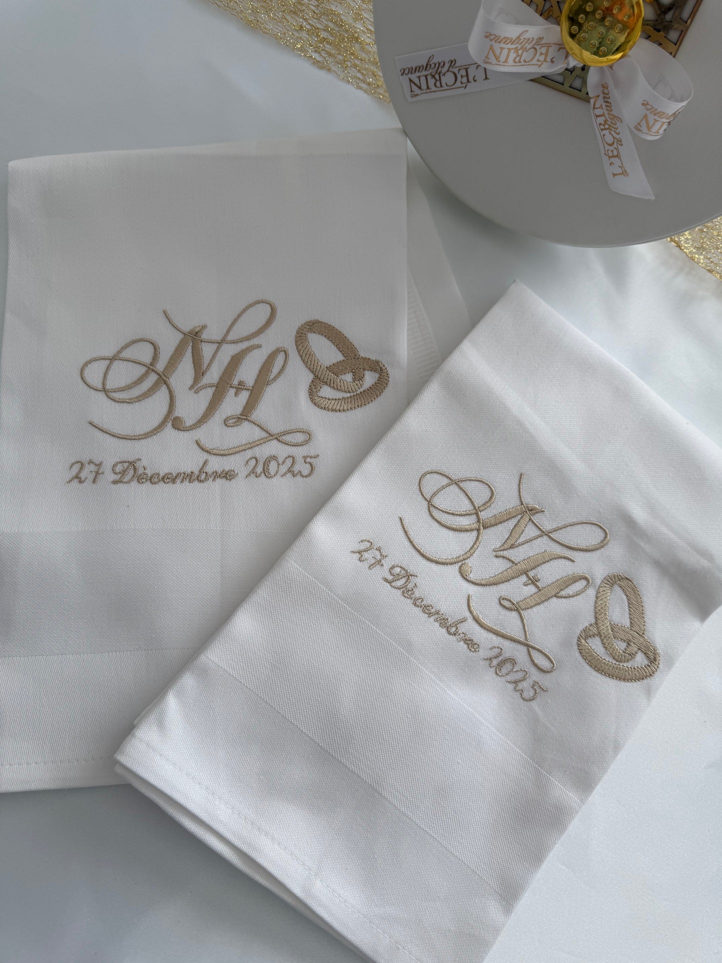 Photo de serviette de table brodée avec prénoms des mariés