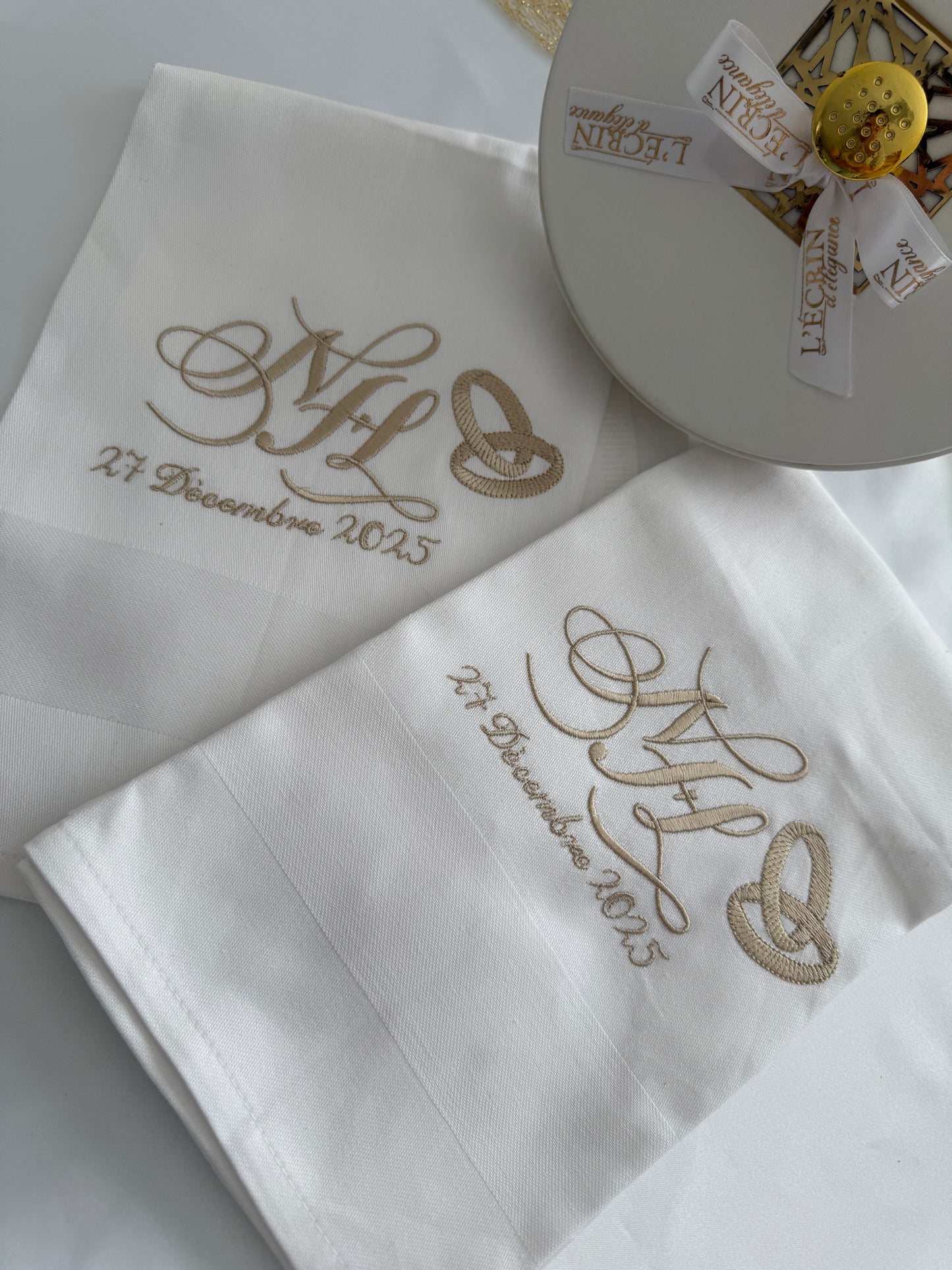 Photo de serviette de table brodée avec prénoms des mariés – décoration élégante pour table de mariage