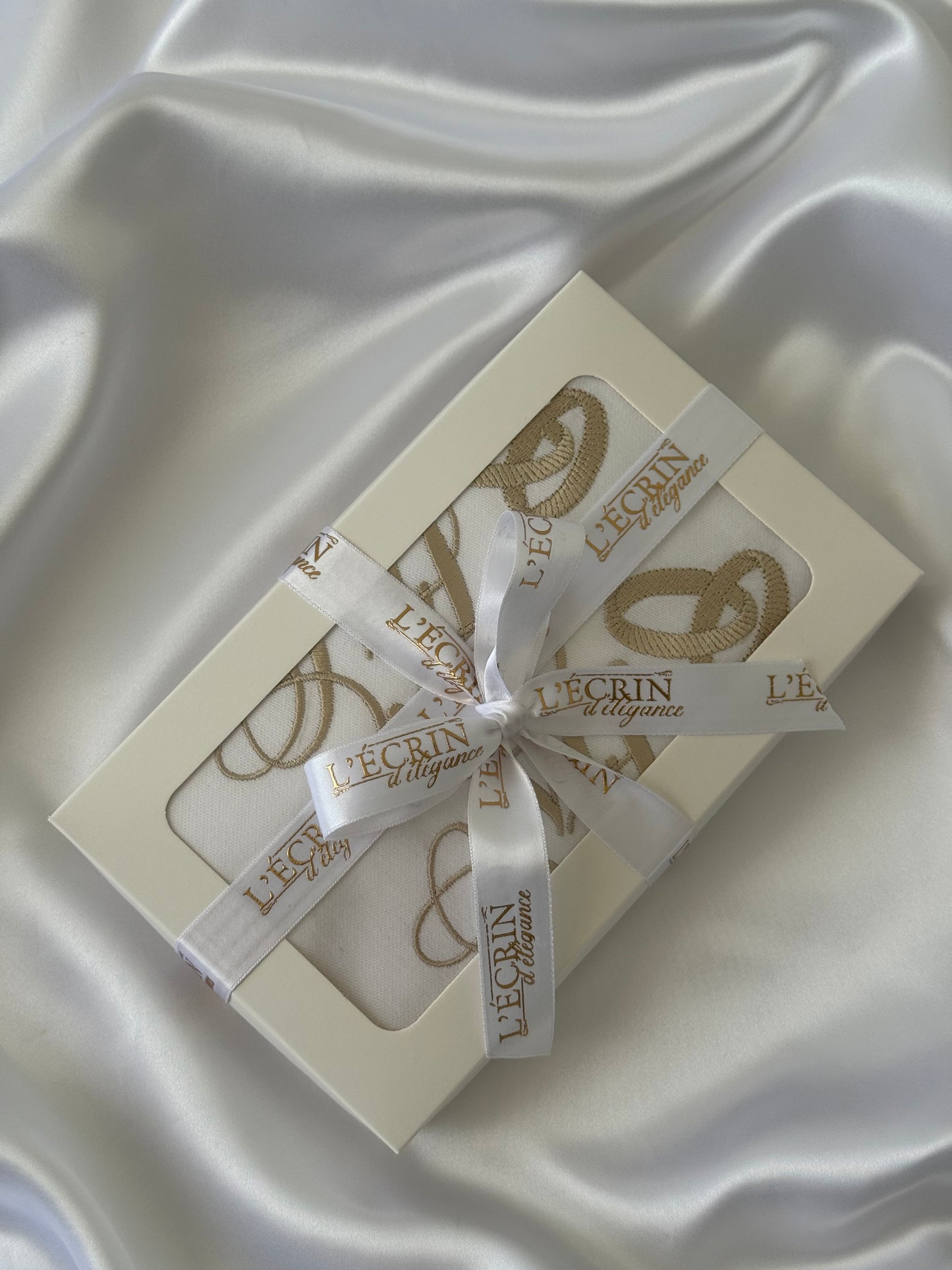 Photo de serviette de table brodée avec prénoms des mariés – décoration élégante pour table de mariage