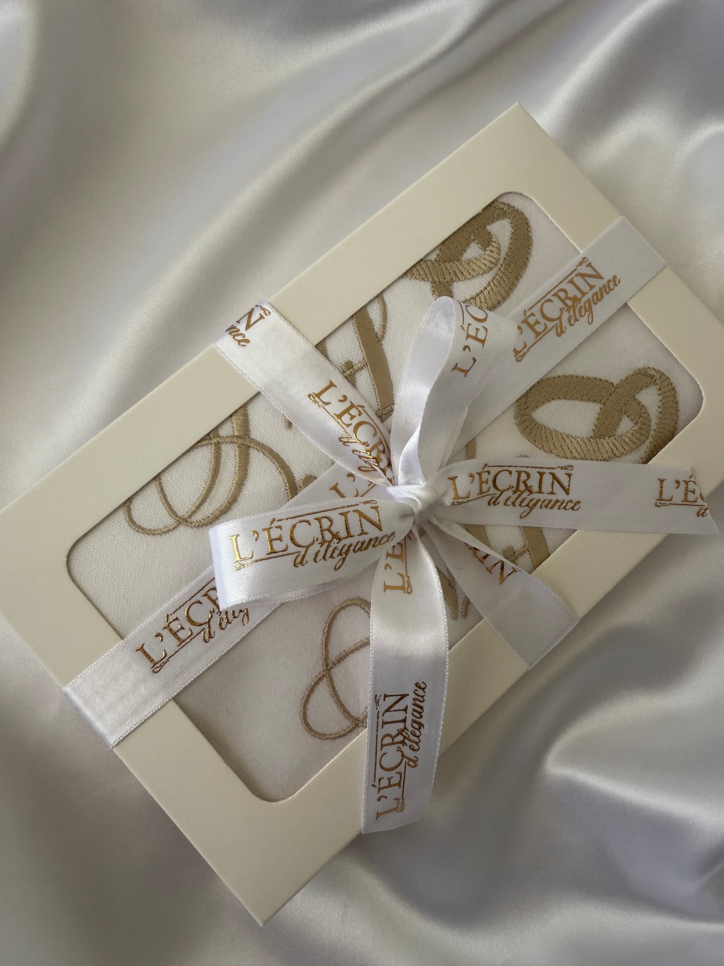 Photo de serviette de table brodée avec prénoms des mariés – décoration élégante pour table de mariage