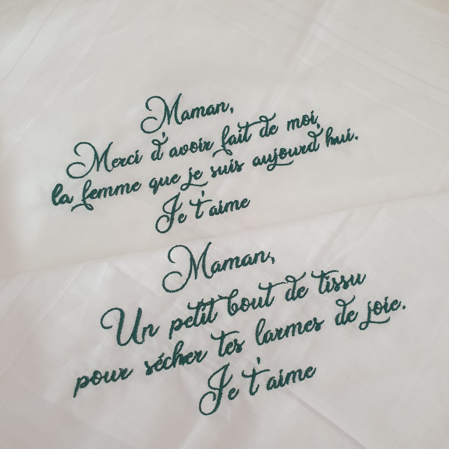 Mouchoir personnalisé en coton brodé avec prénom – idée cadeau élégant pour mariage ou événement émouvant