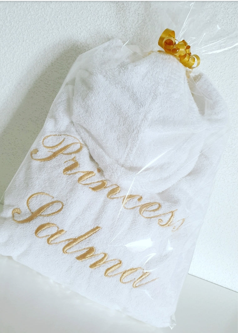 Peignoir de bain bébé personnalisé avec prénom – cadeau de naissance brodé