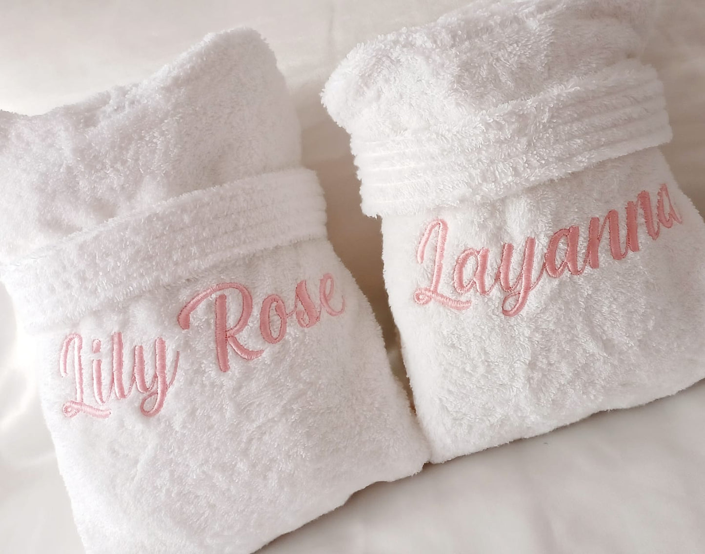 Peignoir de bain bébé personnalisé avec prénom – cadeau de naissance brodé