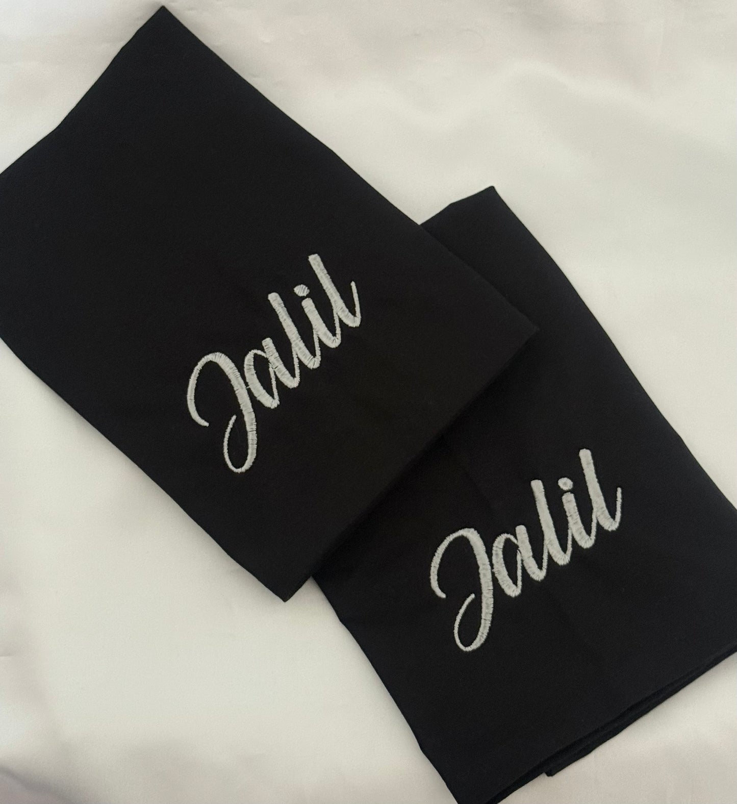 Photo de serviette de table brodée avec prénom – idée cadeau personnalisé pour réception ou mariage
