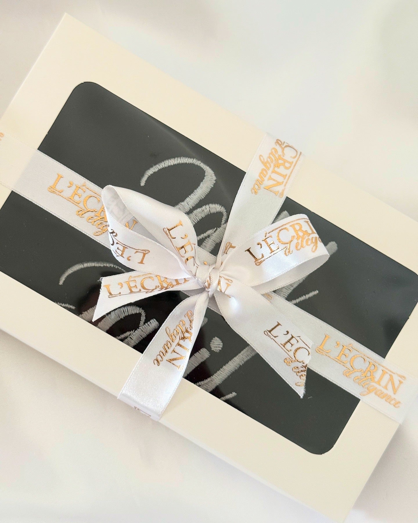 Photo de serviette de table brodée avec prénom – idée cadeau personnalisé pour réception ou mariage