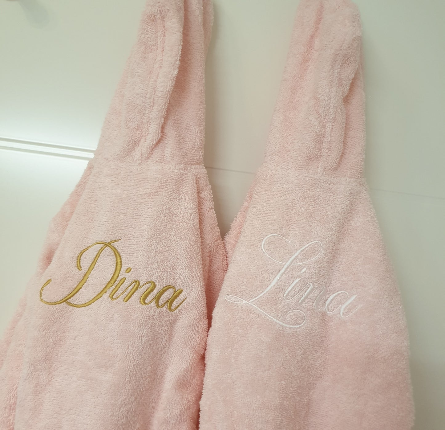 Peignoir de bain bébé personnalisé avec prénom – cadeau de naissance brodé