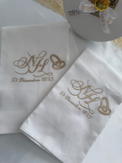 Photo de serviette de table brodée avec prénoms des mariés 