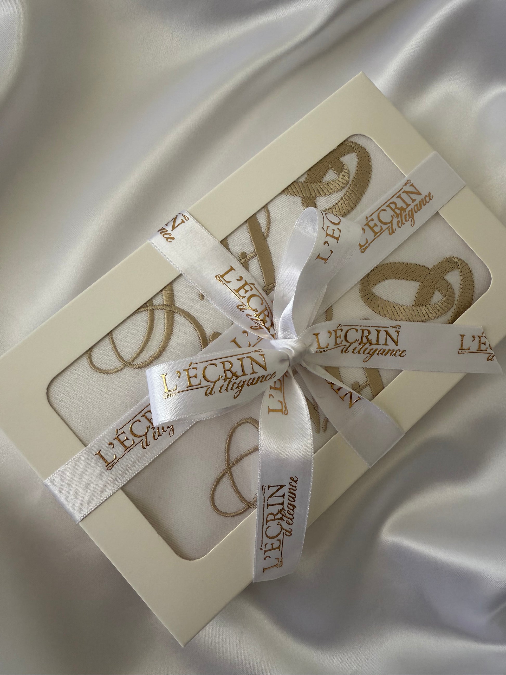Photo de serviette de table brodée avec prénoms des mariés – décoration élégante pour table de mariage
