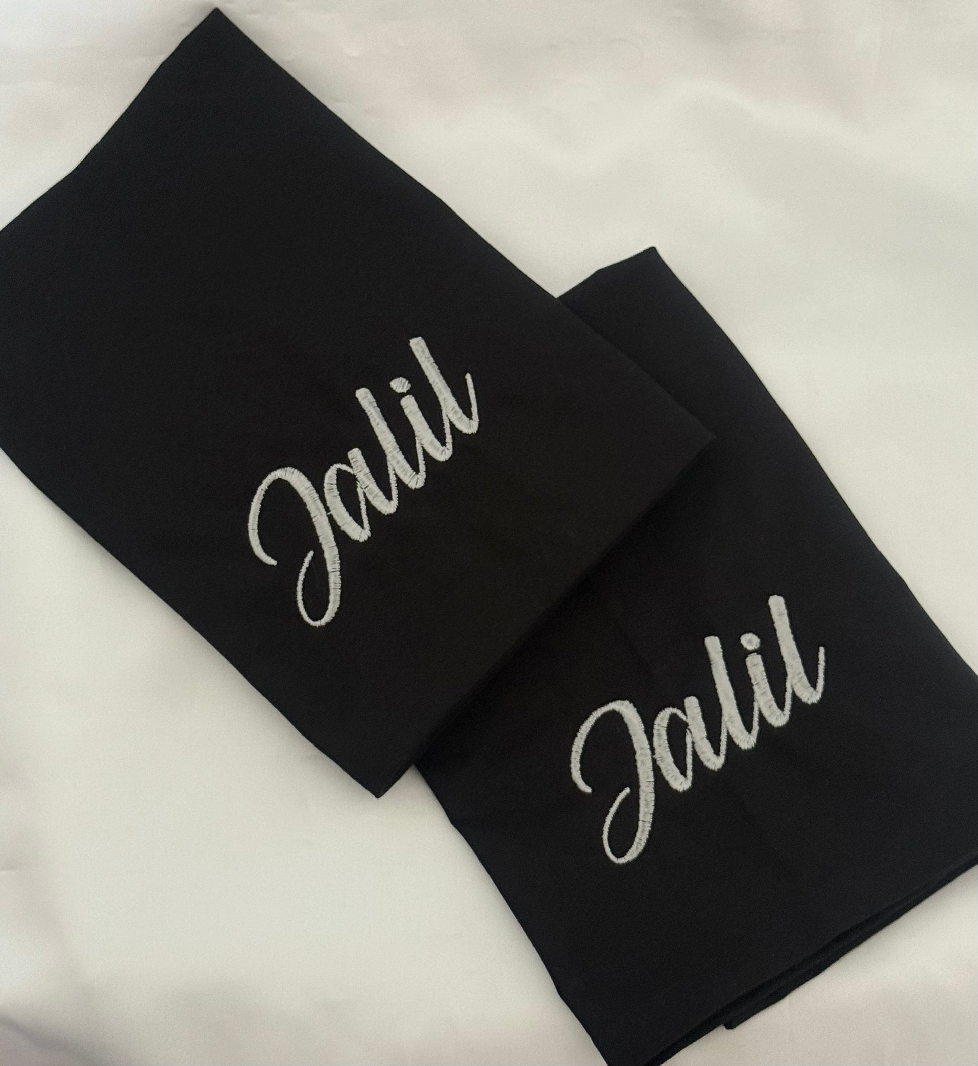 Photo de serviette de table brodée avec prénom – idée cadeau personnalisé pour réception ou mariage