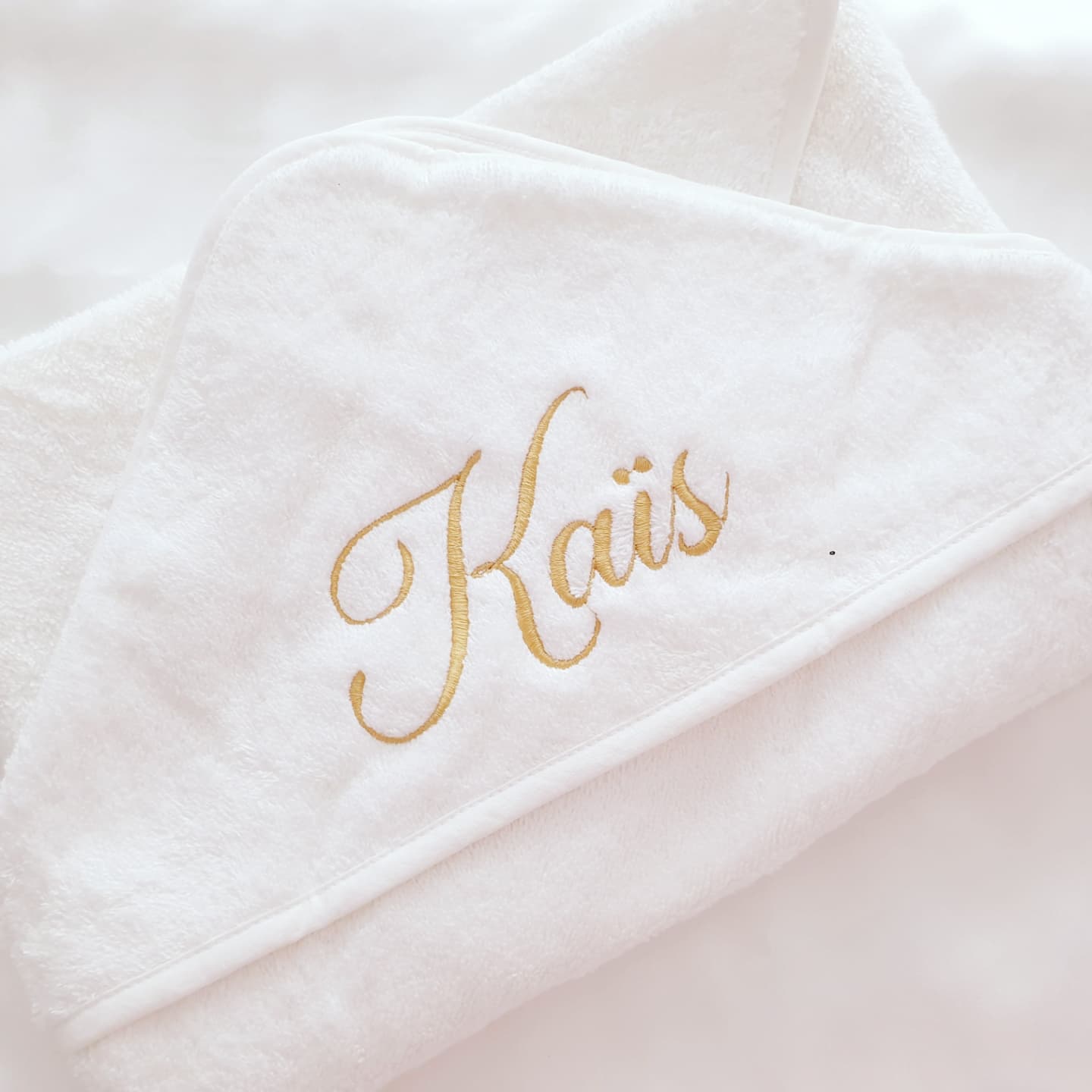 Cape de bain bébé personnalisée en coton – broderie prénom sur capuche – cadeau naissance