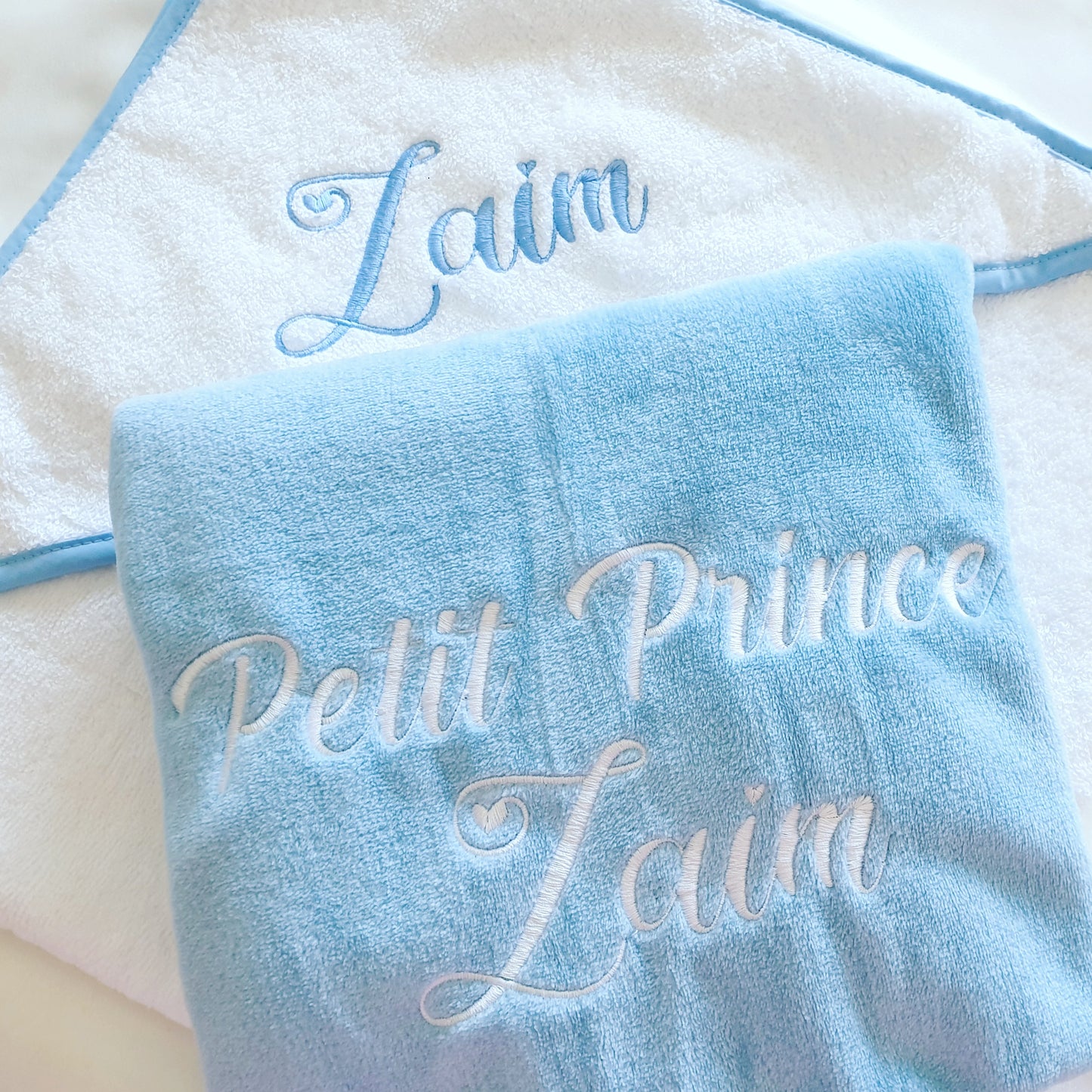 Cape de bain bébé personnalisée en coton – broderie prénom sur capuche – cadeau naissance